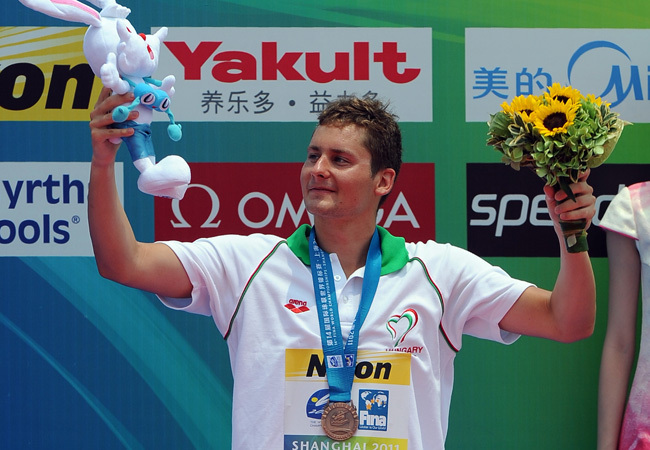 Gercsák Csaba a sanghaji úszó-világbajnokság dobogóján ünnepli bronzérmét, miután harmadik helyen végzett a férfiak 25 kilométeres nyíltvízi számában 2011 júliusában
