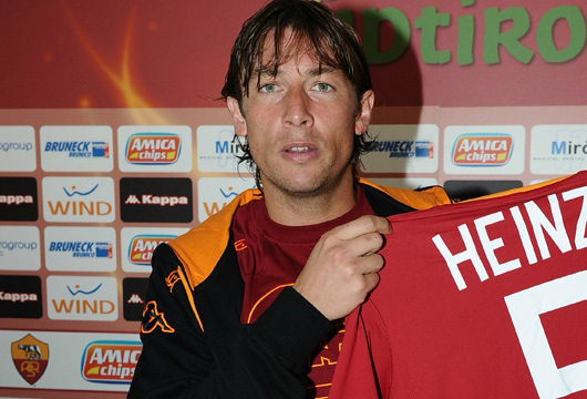 Gabriel Heinze az AS Roma csapatánál történt bemutató sajtótájékoztatóján 2011 júliusában