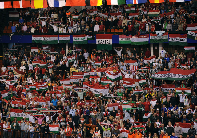 Magyar szurkolók a Magyarország-Franciaország férfi kézilabda-mérkőzésen Újvidéken az Európa-bajnokságon 2012-ben.