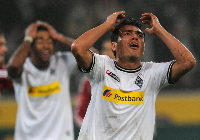 Arango reagál egy kihagyott helyzetre a Mönchengladbach-Hamburg mérkőzésen a Bundesligában 2012-ben.