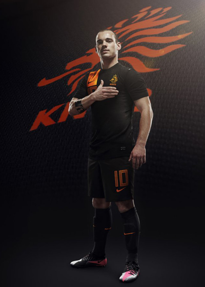 Wesley Sneijder bemutatja a hollandok új idegenbeli mezét