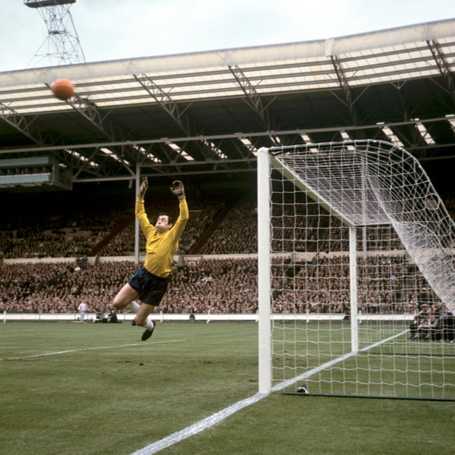 Gordon Banks repül felfújt arccal, hogy védjen a magyarok ellen a Wembleyben (1965). Végül 1-0-ra nyertek az angolok.
