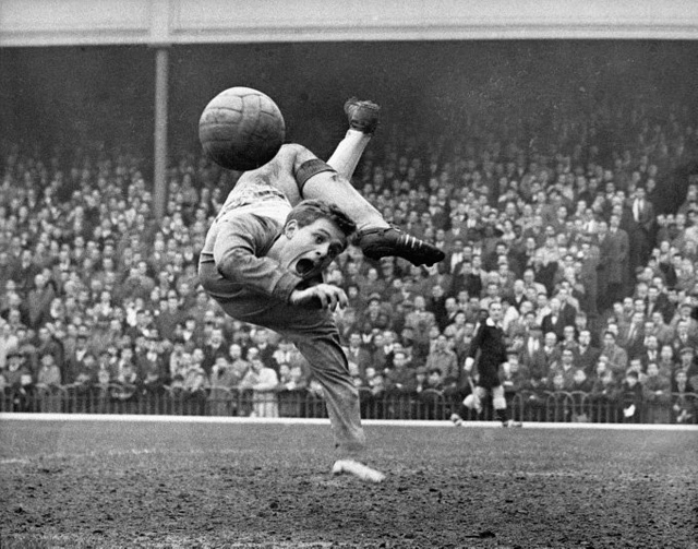 Gordon West, a Blackpool kapusa végtagjai teljesen összekuszálódnak csodálatos védése közben az Arsenal ellen 1961-ben. A kép (Ron Bell képe) abban az évben megnyerte a brit sajtó legjobb fotónak járó díját.