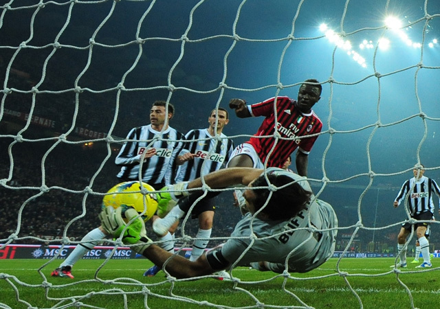Gianluigi Buffon a gólvonalon túlról húzza ki a labdát Sulley Muntari fejese után a Milan-Juventus mérkőzésen a Serie A-ban 2012-ben.