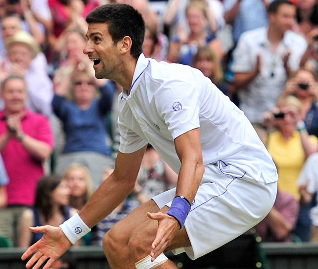 Novak Djokovics örül a Rafael Nadal elleni győzelmének a wimbledoni tenisztorna döntőjében 2011 júliusában