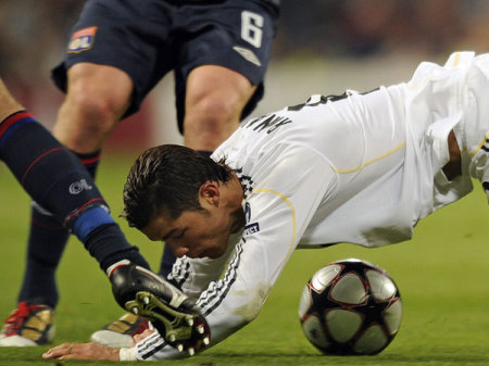 Cristiano Ronaldo hasraesik a Lyon játékosai között a Real-Lyon mérkőzésen 2010-ben