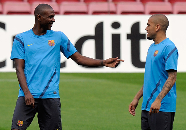 Éric Abidal és Dani Alves vesznek részt a Barcelona edzésén a Milan elleni Bajnokok Ligája negyeddöntő-visszavágó előtt 2012-ben.