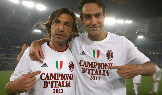 Andrea Pirlo és Alessandro Nesta ünneplik Milan bajnoki címét a Serie A-ban 2011-ben.