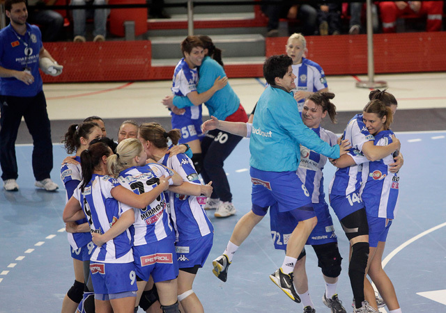 A Podgorica játékosai örülnek a Larvik ellen aratott győzelmüknek a női kézilabda Bajnokok Ligája elődöntőjének első mérkőzésén 2012-ben.