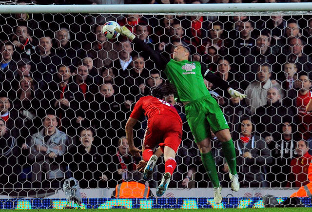 A mérkőzés nagy részében emberhátrányban futballozó Liverpool Andy Carroll hosszabbításba fejelt góljával 3-2-re győzött a Blackburn Rovers vendégeként