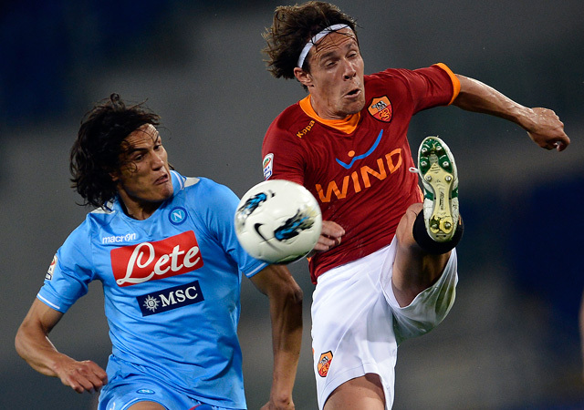 Edinson Cavani és Rodrigo Taddei küzdenek a Roma-Napoli mérkőzésen a Serie A-ban 2012-ben.