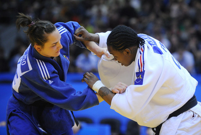 Joó Abigél küzd Audrey Tcheumeo-val a cselgáncs Eb 78 kg-os döntőjében  