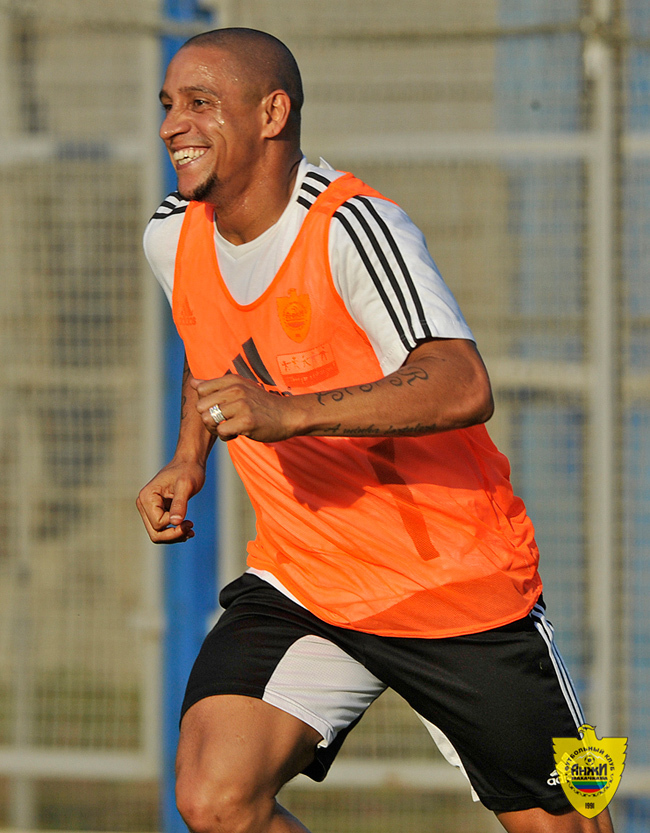 A brazil Roberto Carlos mosolyog az Anzsi Mahacskala edzésén