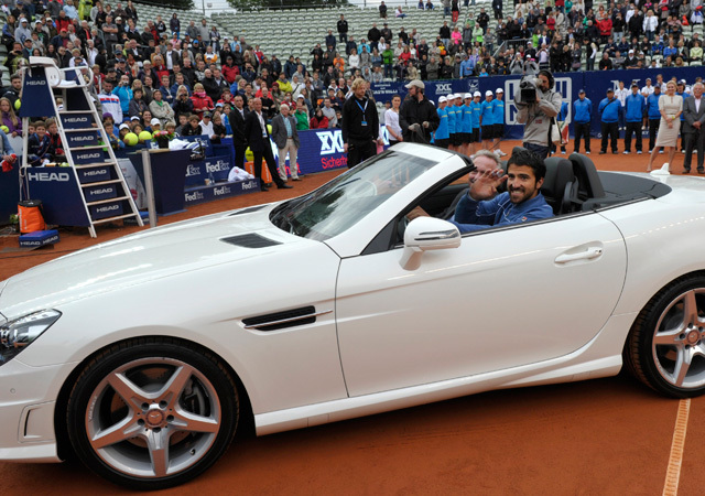 Janko Tipszarevics a stuttgarti tenisztornán nyert Mercedes Benz SLK-jában 2012-ben.