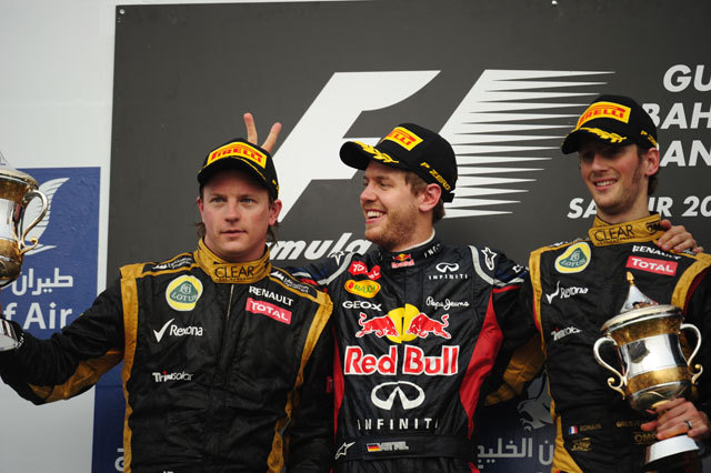 A világbajnoki címvédő Sebastian Vettel nyert Szahírban a Lotus két versenyzője,Kimi Räikkönen és Romain Grosjean előtt.