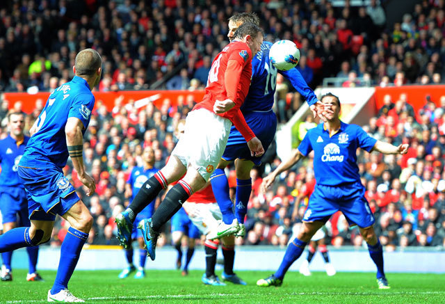 A címvédő és listavezető Manchester United - kétgólos előnyét elherdálva - 4-4-es döntetlent játszott a vendég Evertonnal az angol labdarúgó-bajnokság 35. fordulójának vasárnapi játéknapján.