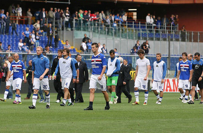 A Sampdoria játékosai szomorúan hagyják el a játékteret, miután kiestek a Serie A-ból. 