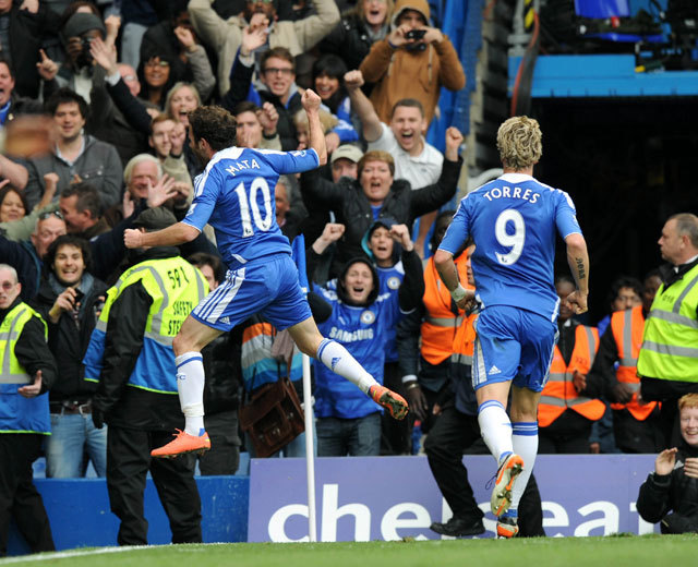 Juan Mata és Fernando Torres ünnepelnek egy gólt a Chelsea egyik mérkőzésén a Premier League-ben 2011-ben.
