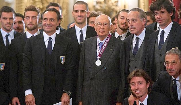Giorgio Napolitano, olasz államfő, Cesare Prandelli, az olasz válogatott szövetségi kapitánya, és az olasz labdarúgó-válogatott tagjai  