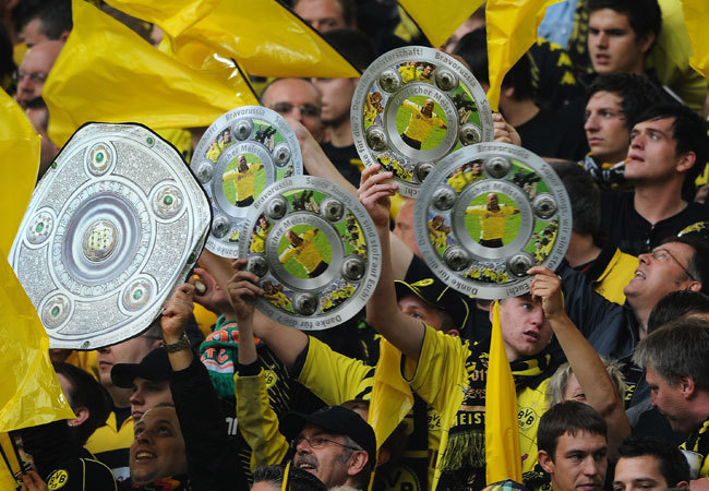 Dortmundi szurkolók a Bundesliga címet ábrázoló salátástállal