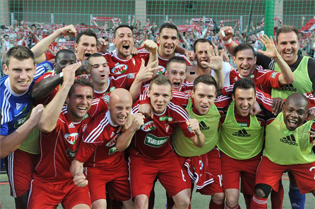 A Debrecen játékosai ünneplik győzelmüket, miután 2-1 arányban győztek a Győri ETO FC együttese ellen a labdarúgó OTP Bank Liga 27. fordulójában, a győri ETO Parkban. MTI Fotó: Koszticsák Szilárd