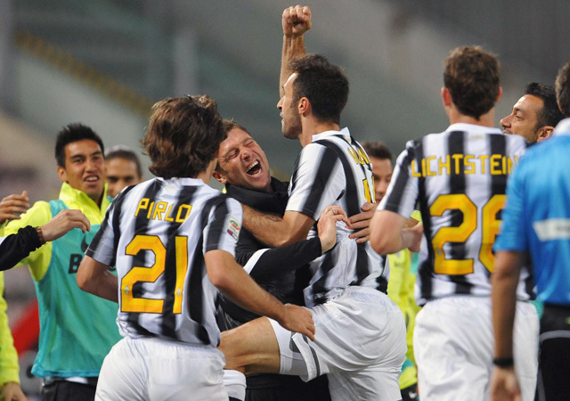 Mirko Vucinic örül a Cagliari ellen szerzett góljának a Juventusban a Serie A-ban 2012-ben.
