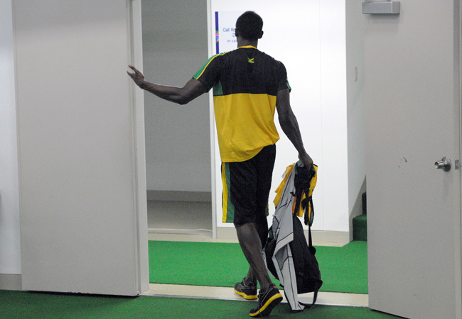 Usain Bolt sétál ki az öltözőből Teguban, az atlétikai világbajnokság helyszínén, miután kizárták a 100 méteres síkfutás döntőjéből, mert kiugrott 2011 augusztusában