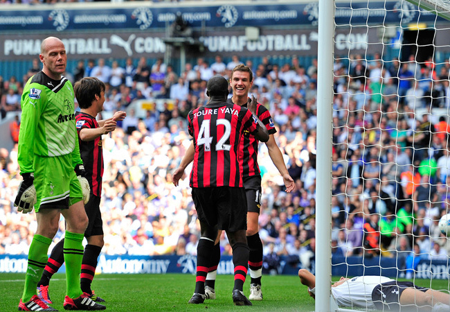 Edin Dzeko, Yaya Touré és David Silva ünneplik a Manchester City gólját Brad Friedel és Dawson mellett a Tottenham ellen a White Heart Lane-en Londonban a Premier League-ben 2011 augusztusában