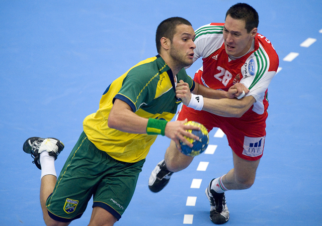 A brazil férfi kézilabda-válogatott játékosa és Schuch Timuzsin, a magyar csapat tagja küzdenek a két együttes mérkőzésén a világbajnokságon 2011-ben.