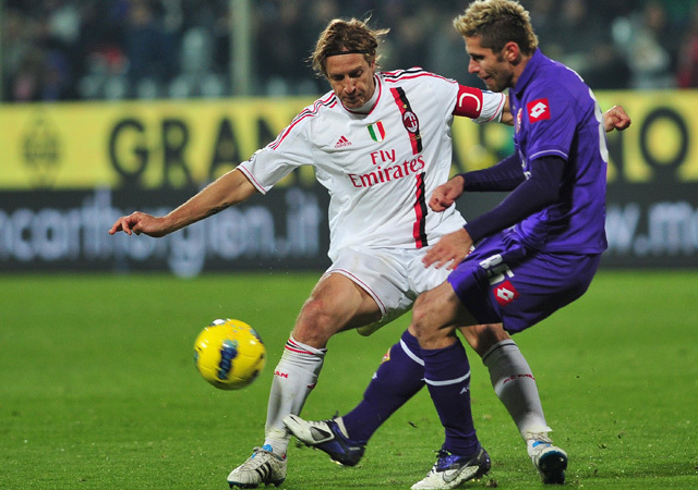 Massimo Allegri és Valon Behrami küzdenek a Fiorentina és a Milan mérkőzésén a Serie A-ban 2011-ben.