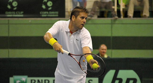 Kellner Ádám adogat a Deniss Pavlovs elleni mérkőzésen a tenisz Davis Kupa Euro-afrikai zónája II. csoportjának mérkőzésén Lettország ellen 2012-ben.