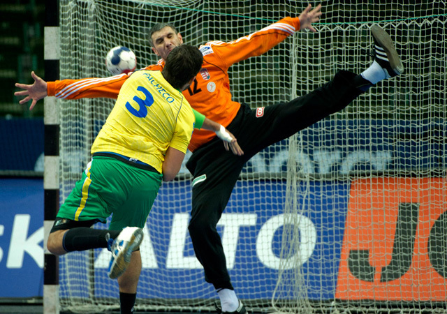 Fazekas Nándor ellen lő hetest Pacheco a Magyarország-Brazília mérkőzésen a férfi kézilabda olimpiai selejtezőn Göteborgban 2012-ben.