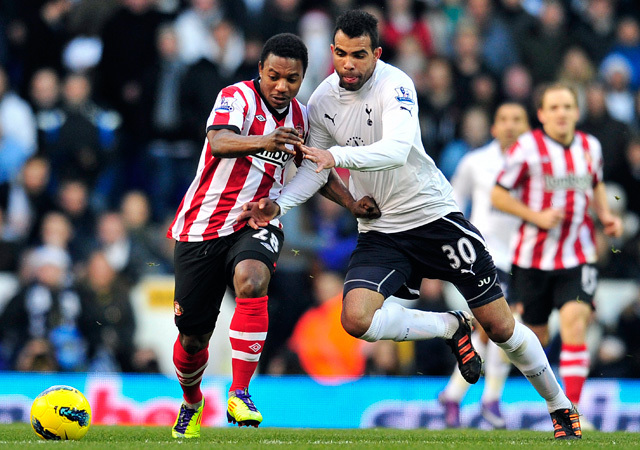 A Sunderland és a Tottenham játékosai küzdenek a két csapat mérkőzésén a Premier League-ben 2011-ben.