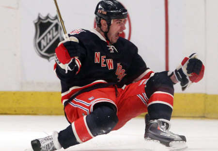 Brandon dubinsky gólöröme a New York Rangers-Boston Bruins NHL-meccsen 2011 áprilisában