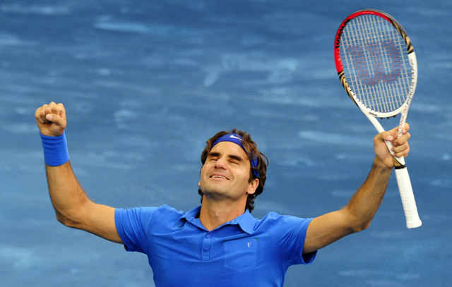 Roger Federer a madridi salakpályás tenisztornán aratott győzelmétt ünnepli