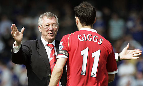 Sir Alex Ferguson és Ryan Giggs ünnepelnek a Manchester United egyik mérkőzése után 2011-ben.