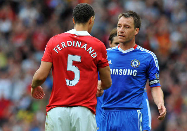 Rio Ferdinand és John Terry fognak kezet a Manchester United és a Chelsea mérkőzésén a Premier League-ben 2011-ben.