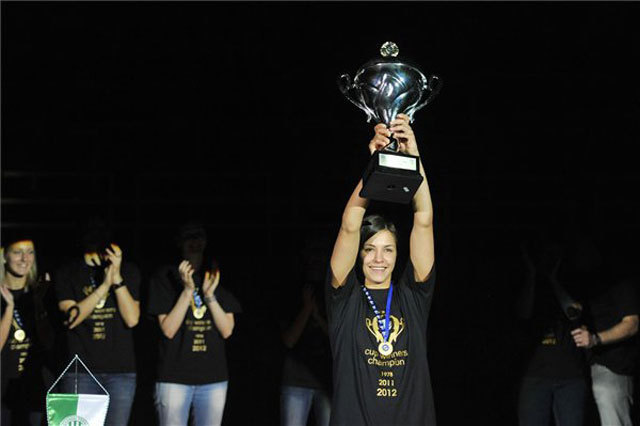 Szucsánszky Zita csapatkapitány a kupát emeli magasba a FŐTÁV-FTC Arénában