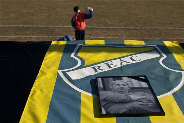 Kutasi Róbert gyászszalagos képe a zászlóval letakart kispadon a labdarúgó NB II 17. fordulójában játszott REAC-Kazincbarcika mérkőzésen, a REAC stadionjában. A REAC igazgatója, Kutasi Róbert 2012. március 1-jén öngyilkosságot követett el. MTI Fotó: Szigetváry Zsolt 