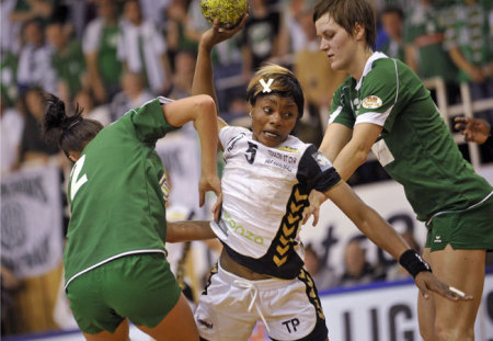 Zácsik és Tomori állítják meg a Toulon játékosát a női kézilabda KEK-ben 2011-ben