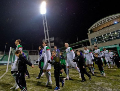 A Ferencváros és a Kecskemét játékosai vonulnak ki a két csapat bajnokijára 2011 februárjában