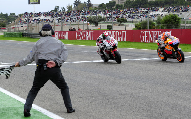 A már világbajnok Casey Stoner nyerte a gyorsaságimotoros-világbajnokság idei utolsó, Valenciai Nagydíját a királykategóriában.