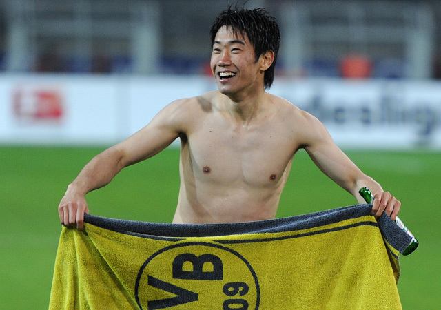 Sindzsi Kagava ünnepli a Borussia Dortmund német bajnoki címét 2012-ben.