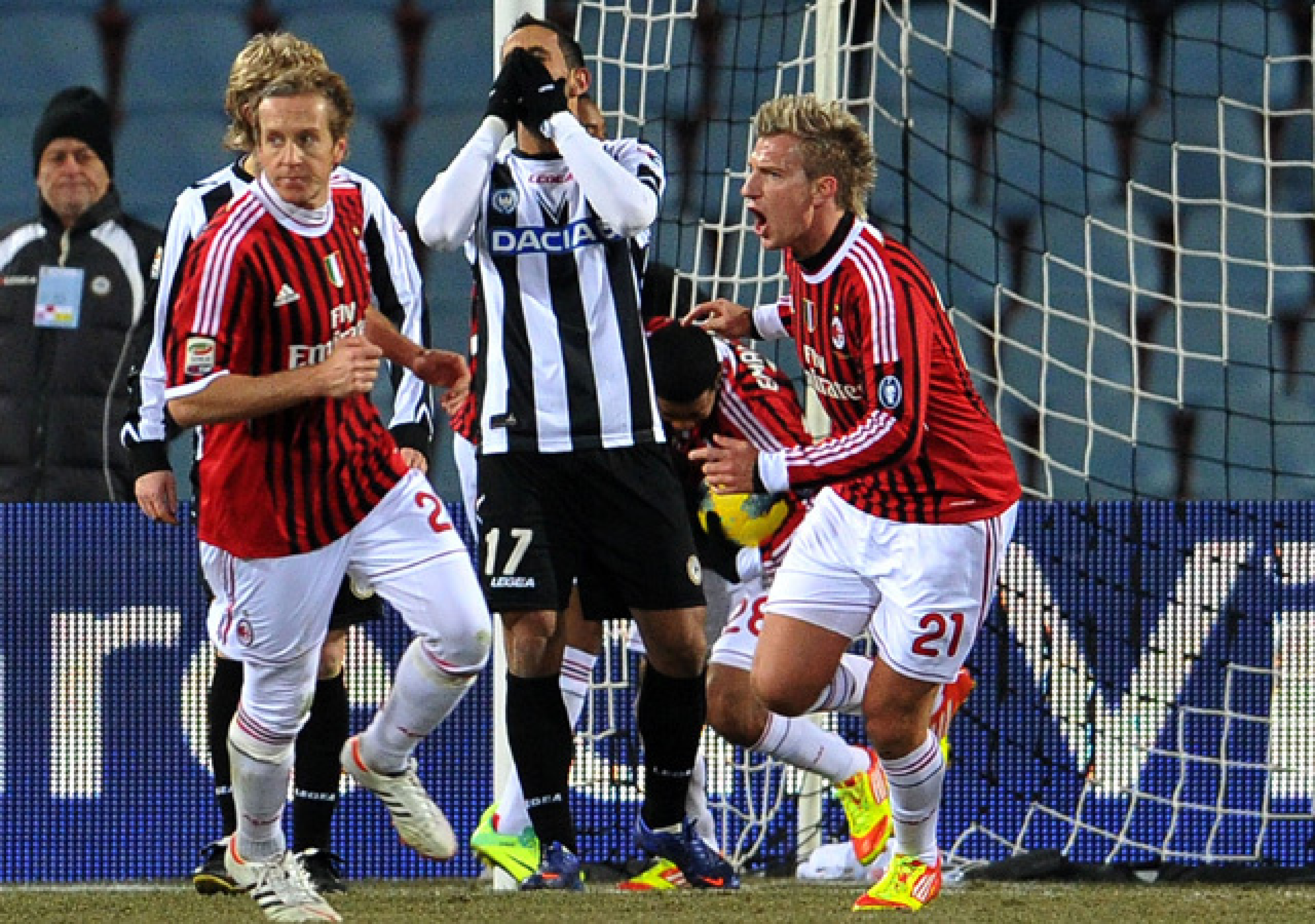 Ambrosini és Maxi López örülnek az Udinese-Milan mérkőzésen a Serie A-ban 2012-ben.