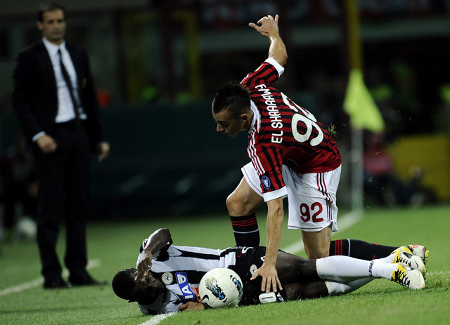 A Milan és az Udinese játékosai küzdenek a két csapat egymás elleni mérkőzéséen a Serie A-ban 2011-ben.