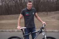 Berki Krisztián a 27. születésnapjára kapott kerékpárral 2012-ben.