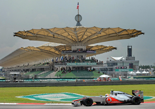 Lewis Hamilton vezeti a McLaren Mercedest a Forma-1-es Malajziai Nagydíj második szabaedzésén 2012-ben.