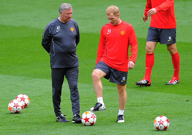 Sir Alex Ferguson és Paul Scholes beszélgetnek a Manchester United edzésén a Bajnokok Ligája döntőjének Barcelona elleni döntője előtt 2011-ben.