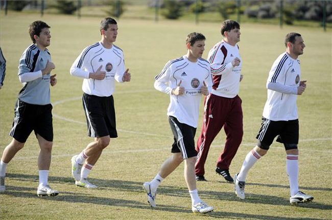 A válogatott tagjai edzés közben - Fotó: MTI