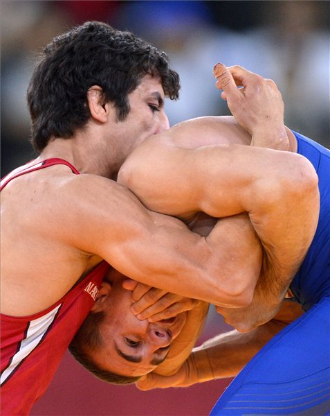 Módos Péter (kékben) küzd az iráni Szorjan Reihanpur ellen a férfi kötöttfogású birkózók 55 kg-os kategóriájának negyeddöntőjében a 2012-es londoni nyári olimpián, az ExCel központban 2012. augusztus 5-én. Módos két menetben kikapott. MTI Fotó: Illyés Tibor 